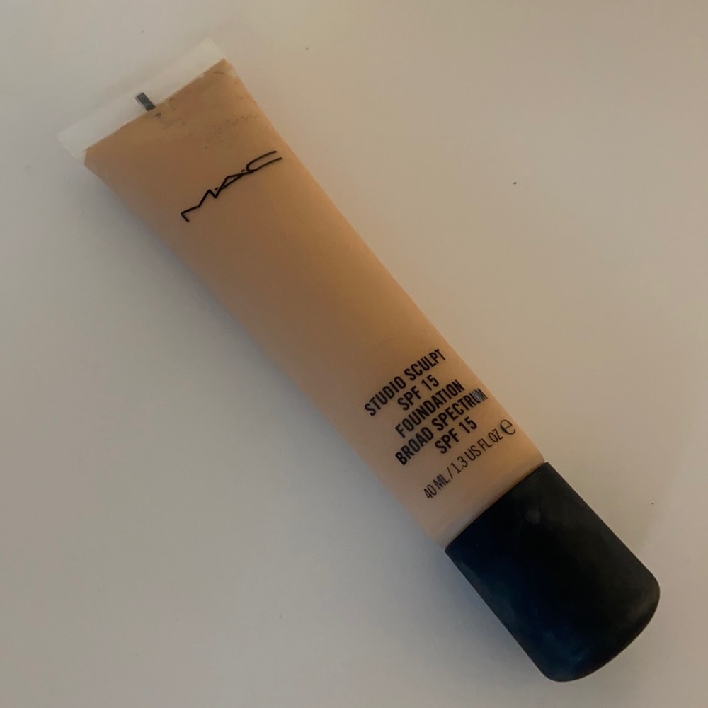 MAC Studio Sculpt Foundation Spf 15 NC20